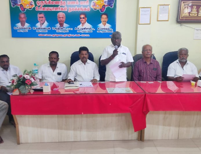 தமிழக அரசு மணல் குவாரிகளை திறக்க வேண்டும் மணல் லாரி உரிமையாளர்கள் சங்கம் கோரிக்கை